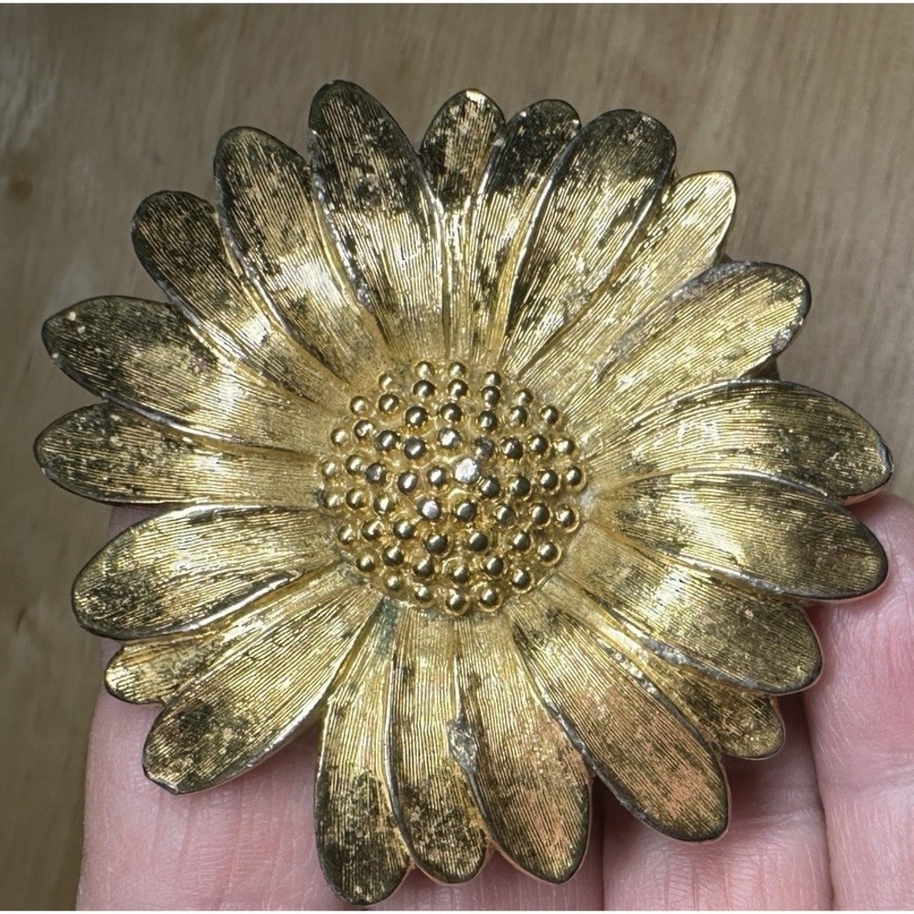 Monet‎ Vintage Gold Tone Daisy Flower Brooch Textured Petal Floral Pin 2.25 Inch